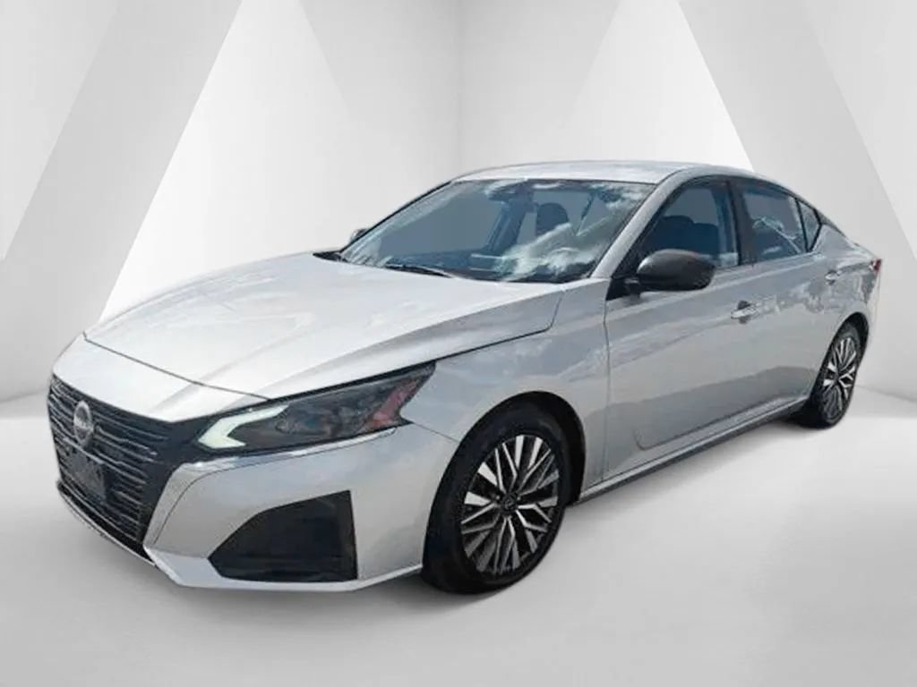 Used 2024 Nissan Altima 2.5 SV FWD image 3
