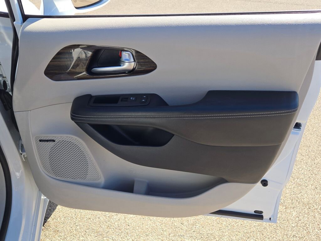 Used 2021 Chrysler Pacifica Limited w/ Uconnect Theater Family Group image 5