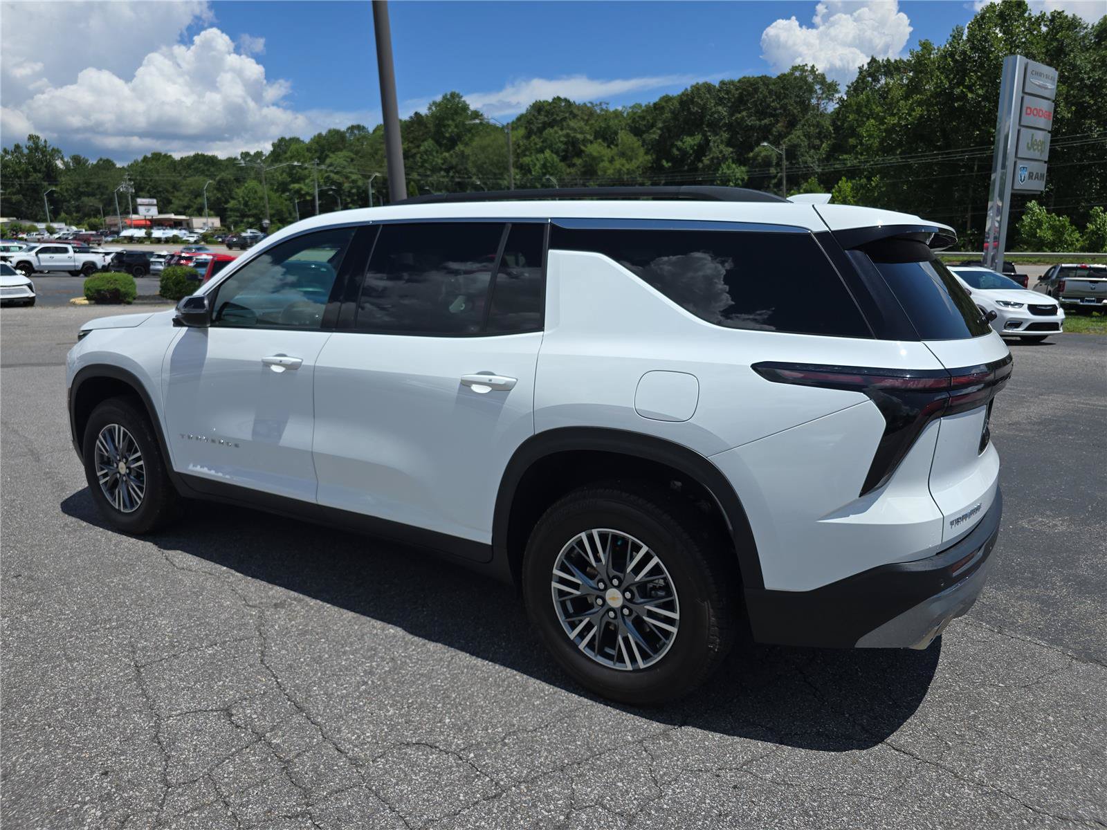 Used 2025 Chevrolet Traverse LT FWD image 5