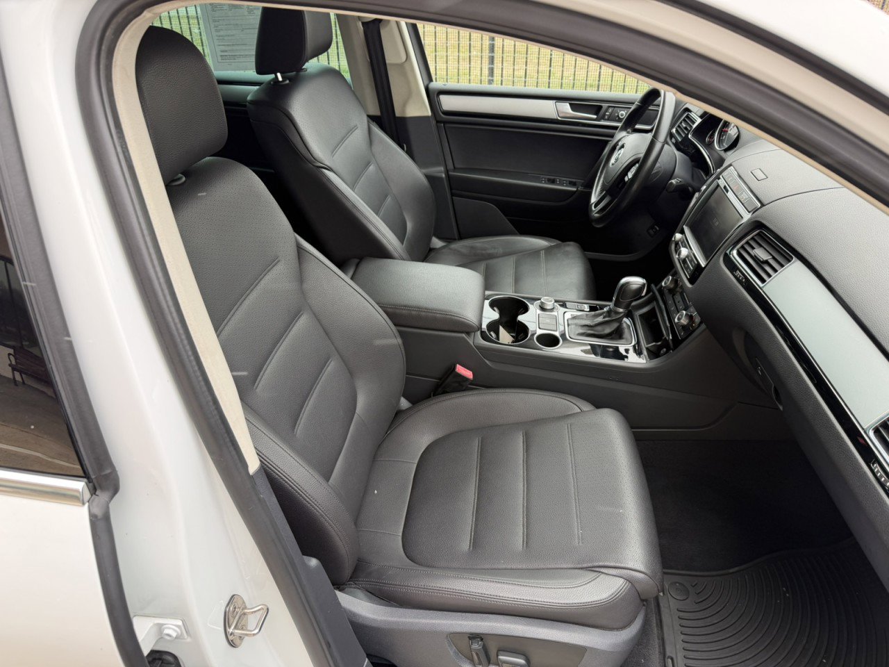 Used 2016 Volkswagen Touareg Lux image 17