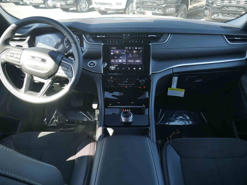 New 2025 Jeep Grand Cherokee Altitude image 4