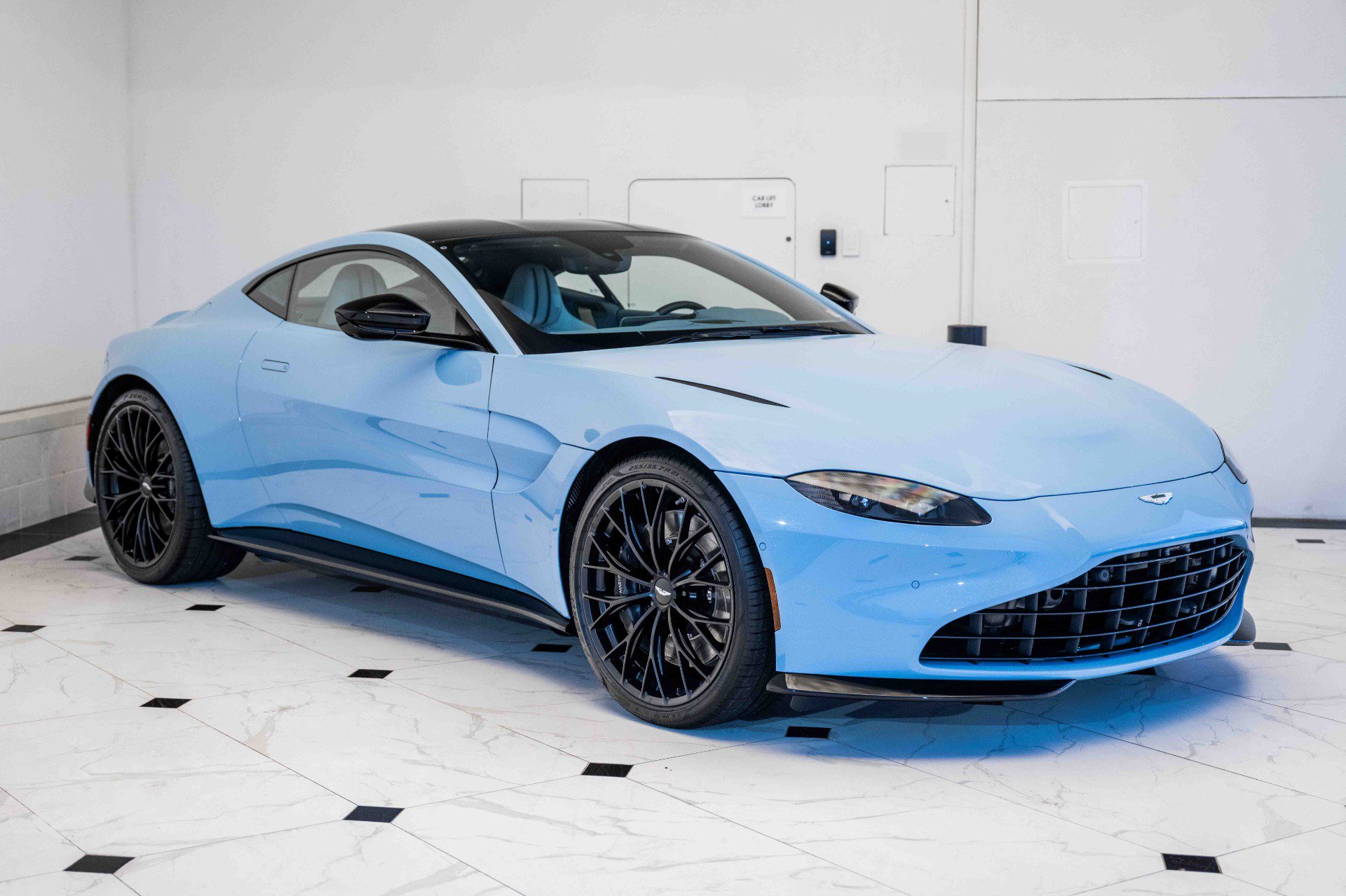Used 2023 Aston Martin V8 Vantage Coupe RWD image 1