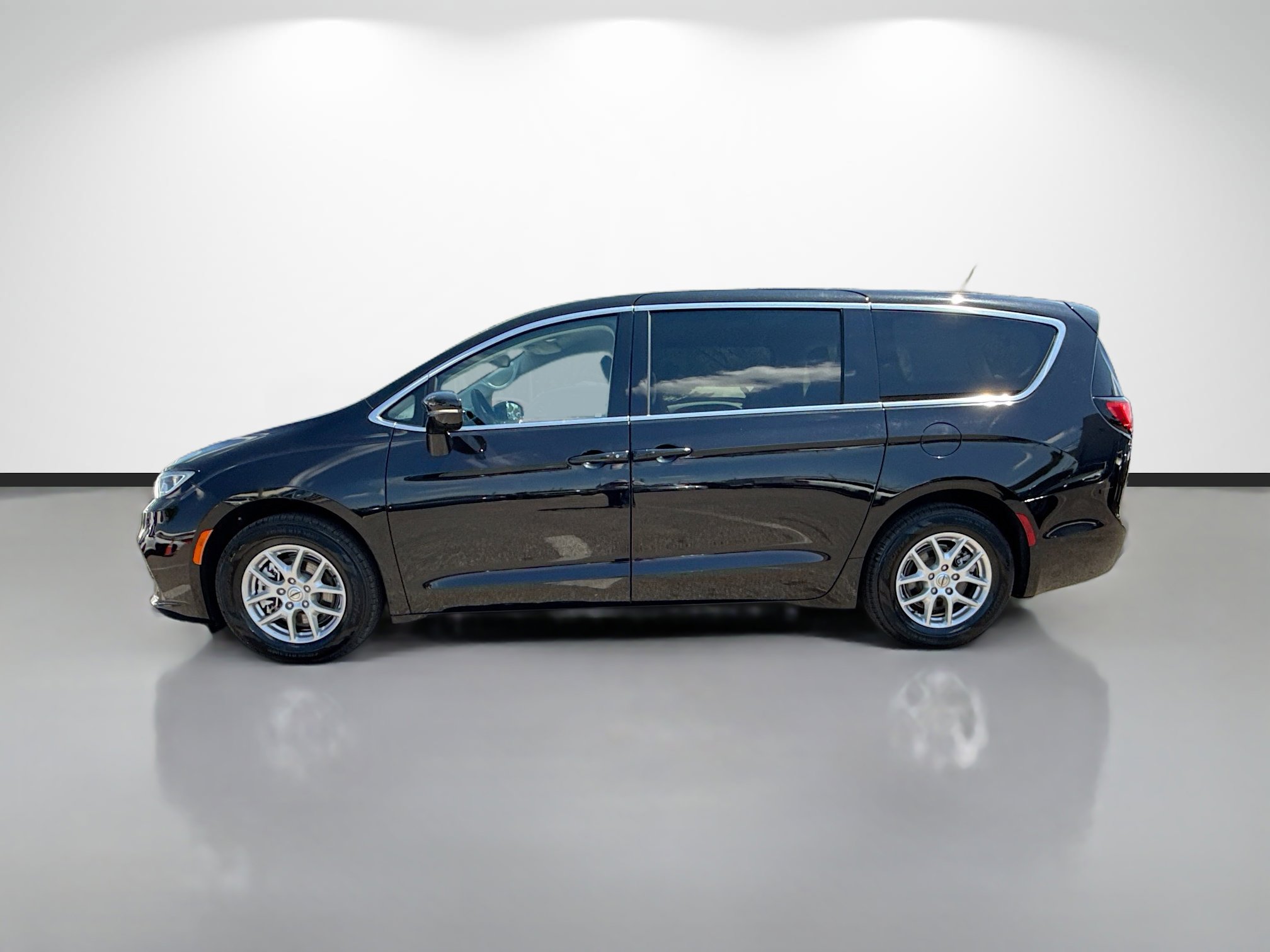 Used 2024 Chrysler Pacifica Touring-L FWD image 6