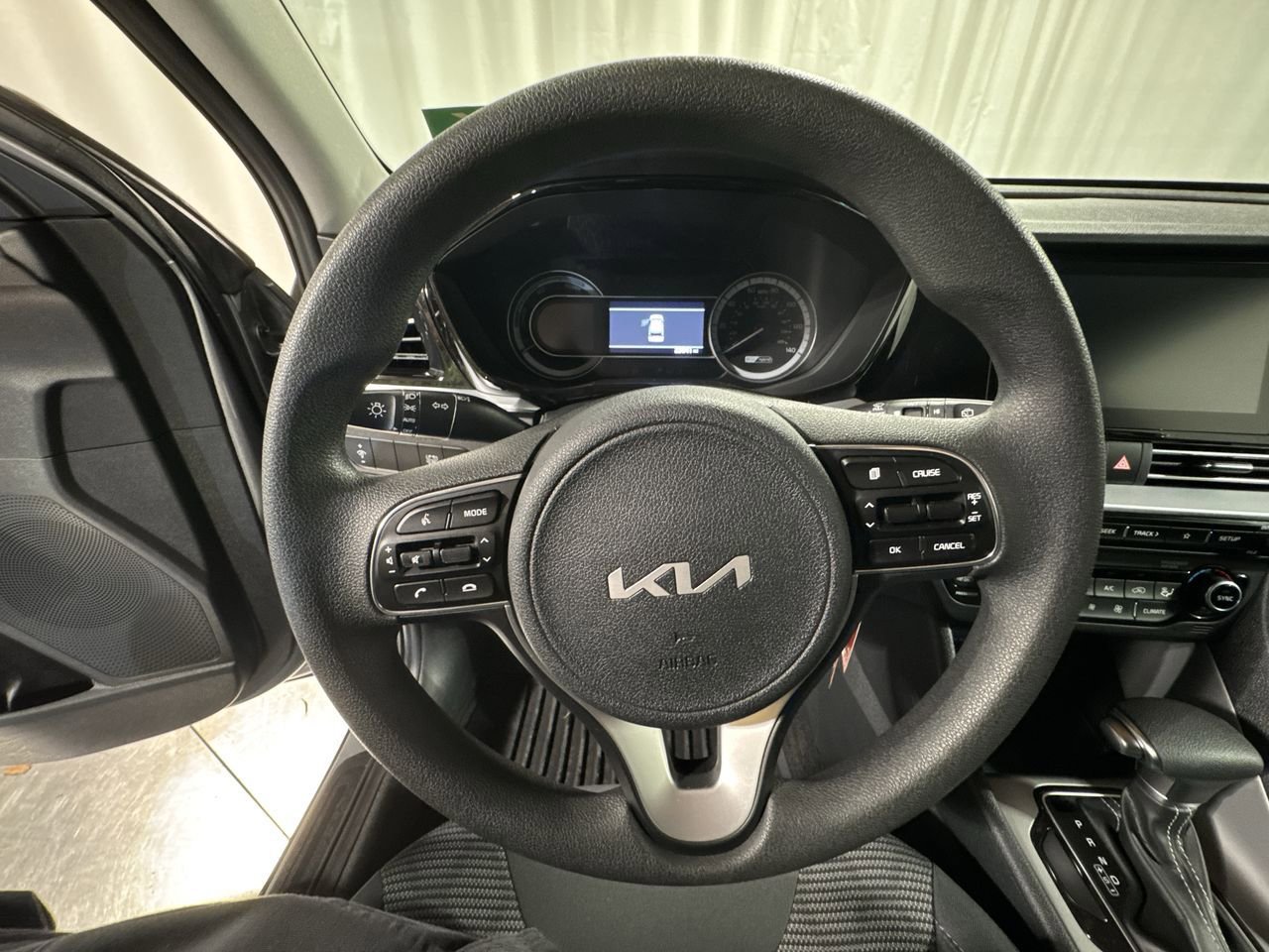 Certified 2022 Kia Niro LX image 23