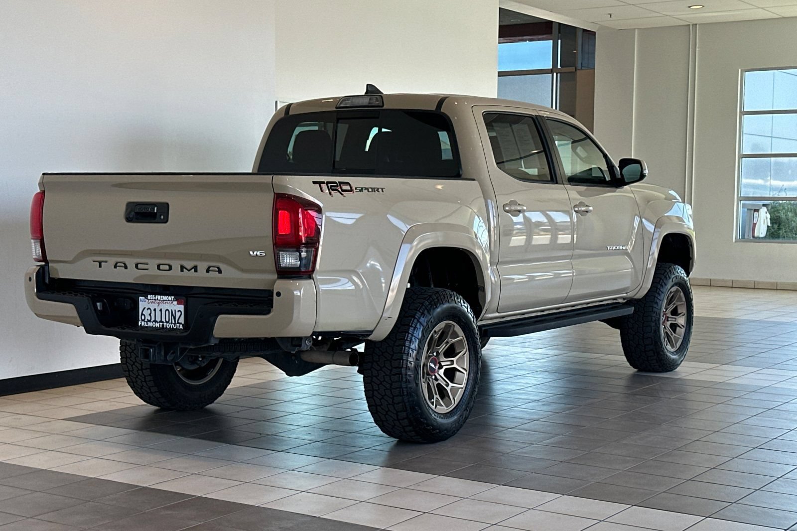 Used 2018 Toyota Tacoma TRD Sport w/ TRD Premium Sport Package RWD image 4