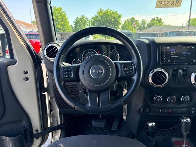 Used 2017 Jeep Wrangler Rubicon w/ Power Convenience Group AWD/4WD image 13