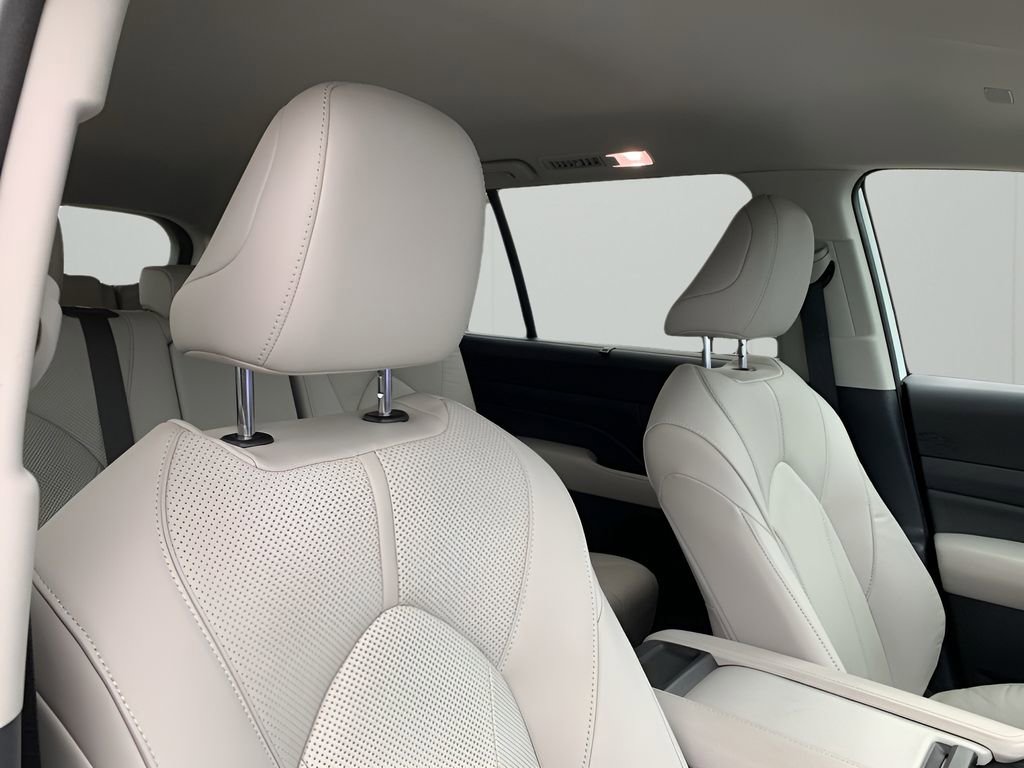 Used 2024 Toyota Grand Highlander Limited image 18