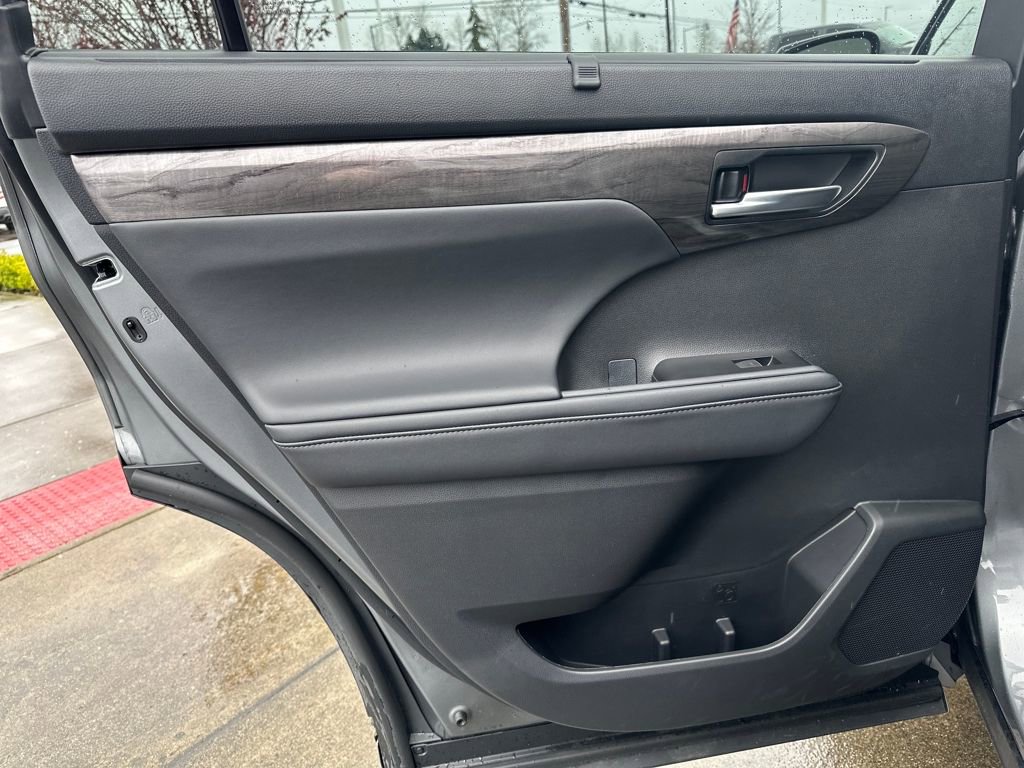 Certified 2025 Toyota Highlander Limited image 13