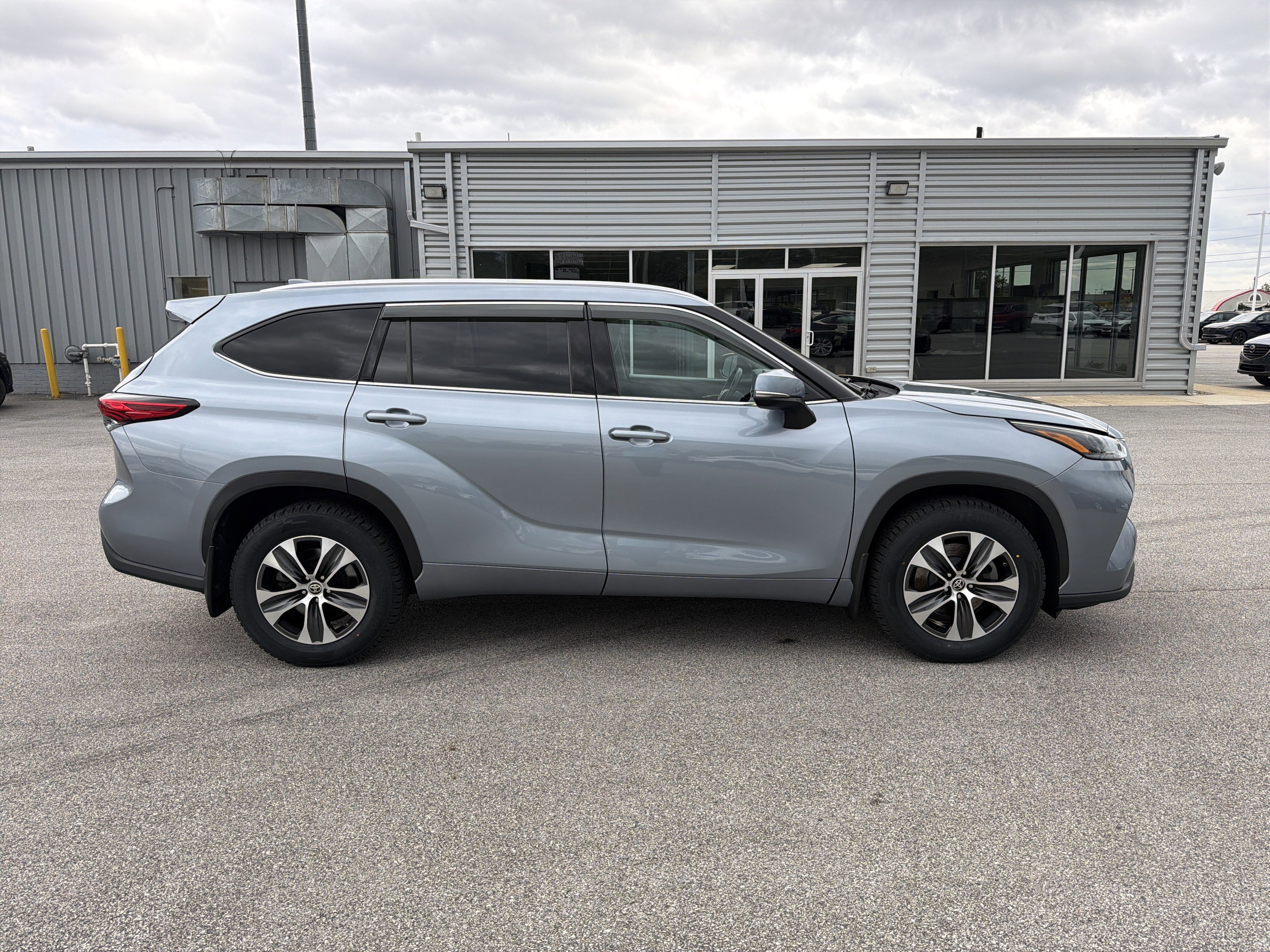Used 2021 Toyota Highlander XLE AWD/4WD image 2