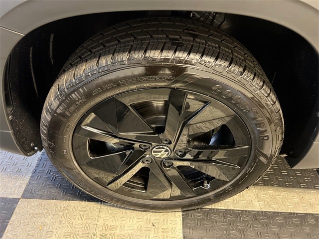 New 2026 Volkswagen Taos SE image 8