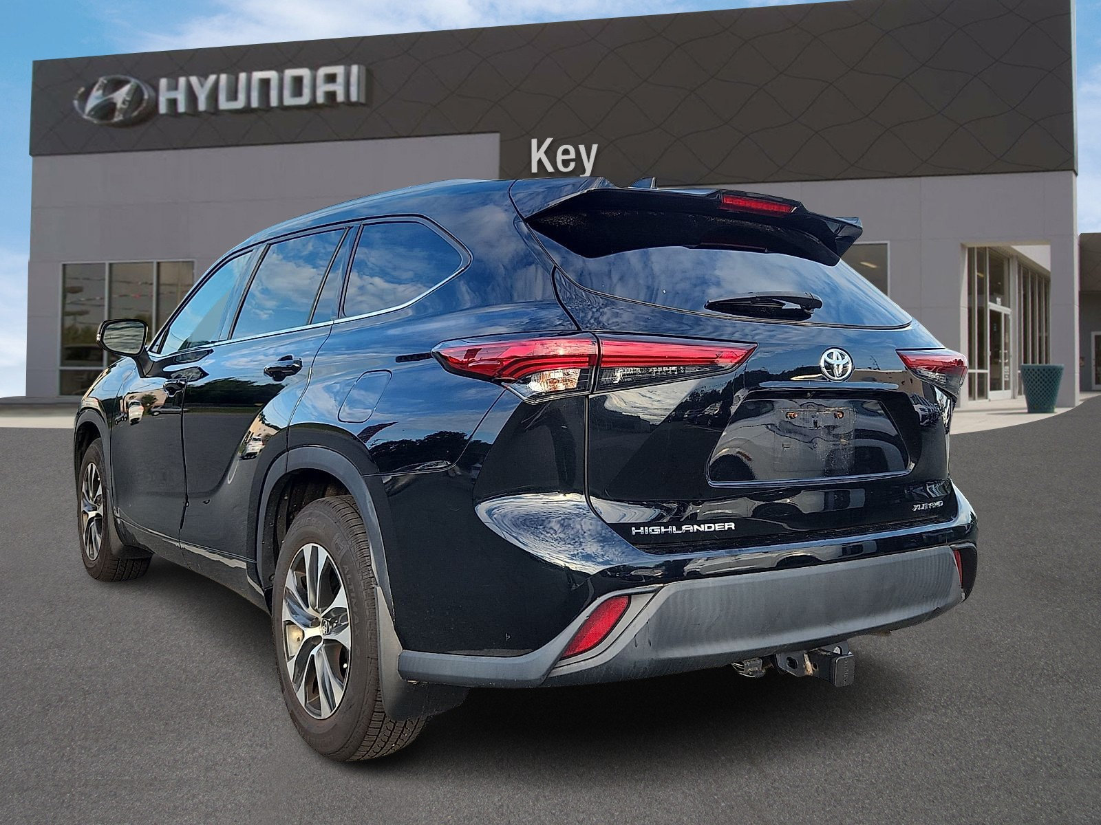 Used 2021 Toyota Highlander XLE AWD/4WD image 4
