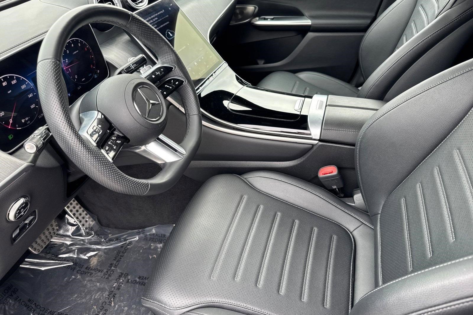 Used 2025 Mercedes-Benz GLC 300 4MATIC image 4