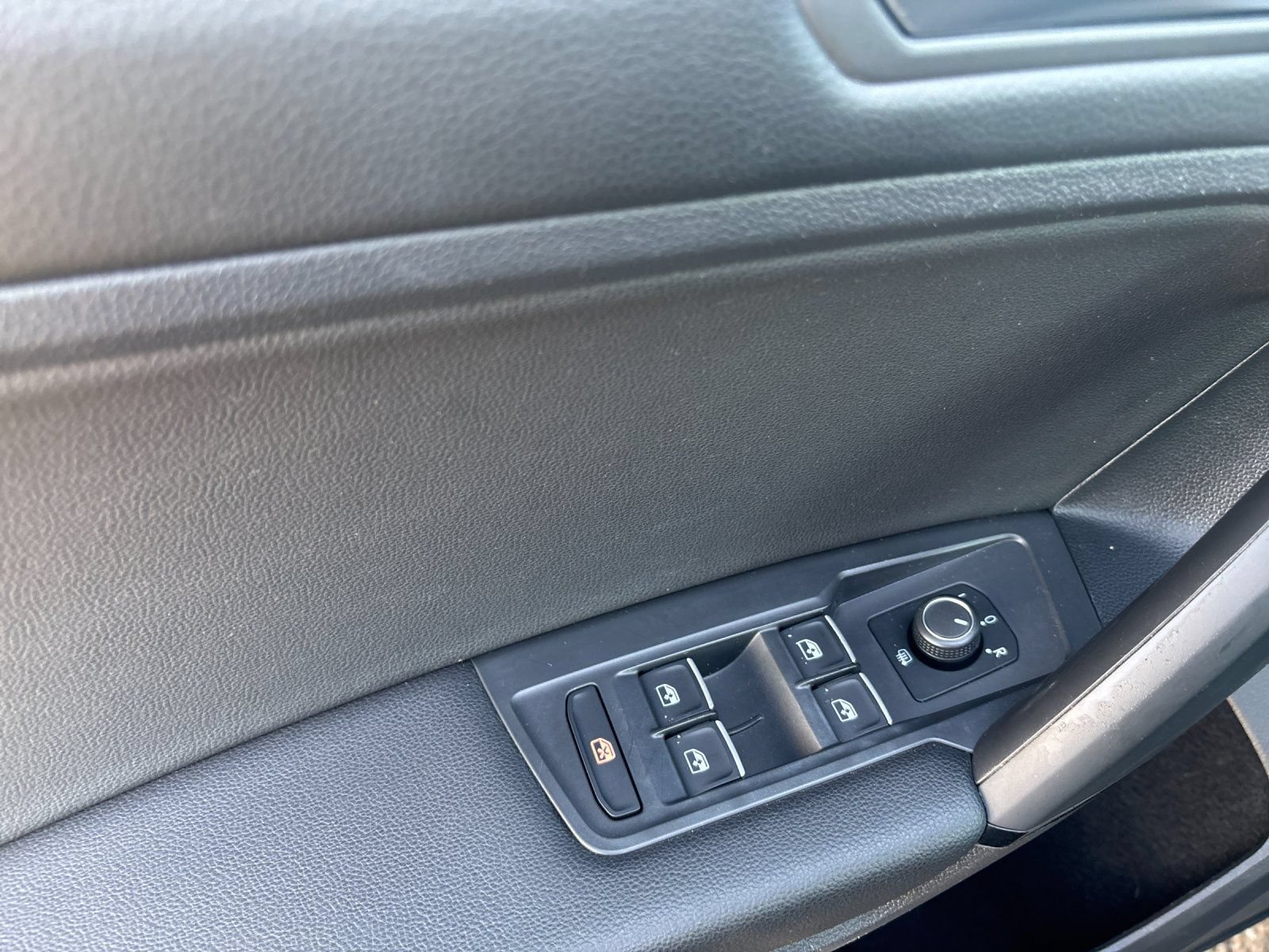 Used 2019 Volkswagen Tiguan SE AWD/4WD image 12