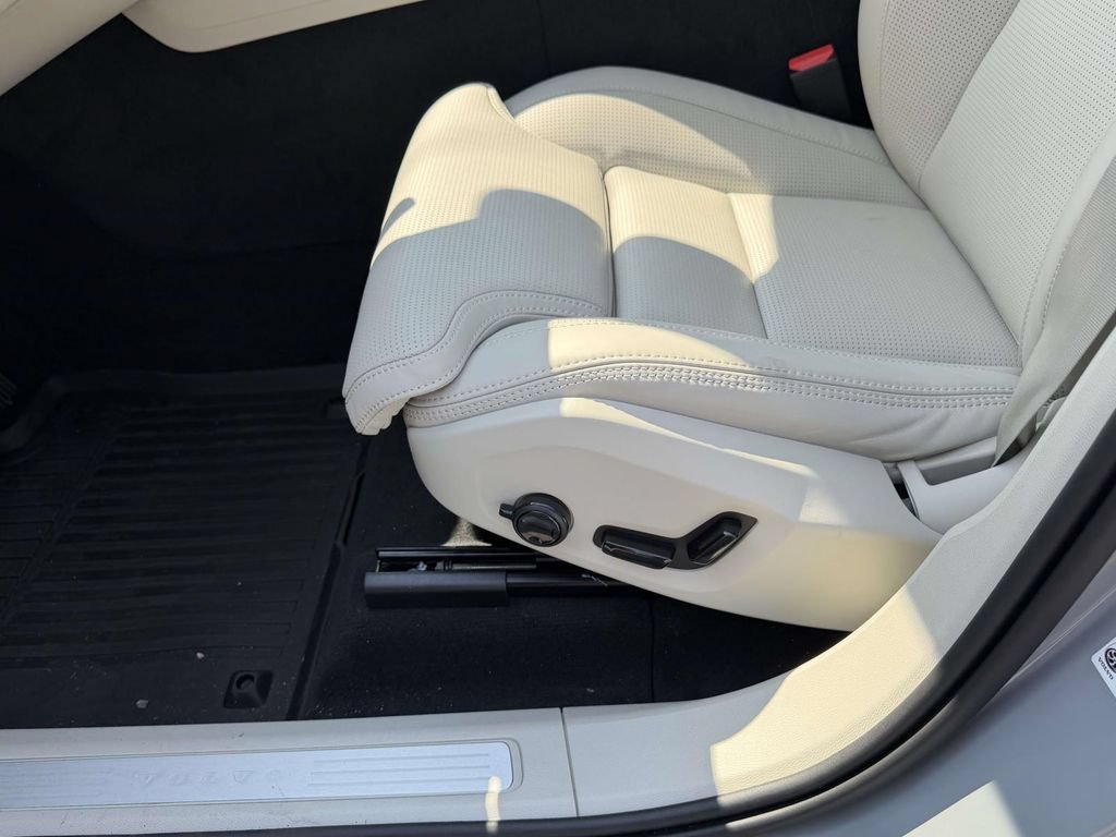 New 2026 Volvo XC60 B5 Ultra w/ Protection Package Premier AWD/4WD image 16
