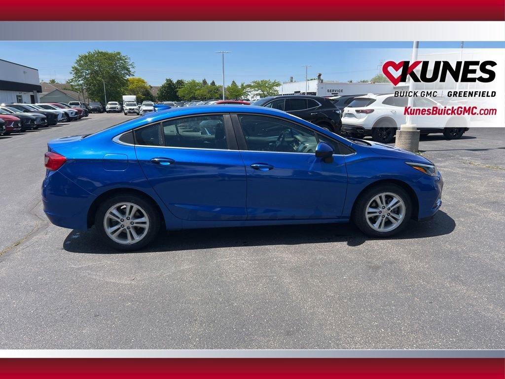 Used 2018 Chevrolet Cruze LT w/ Convenience Package FWD image 2