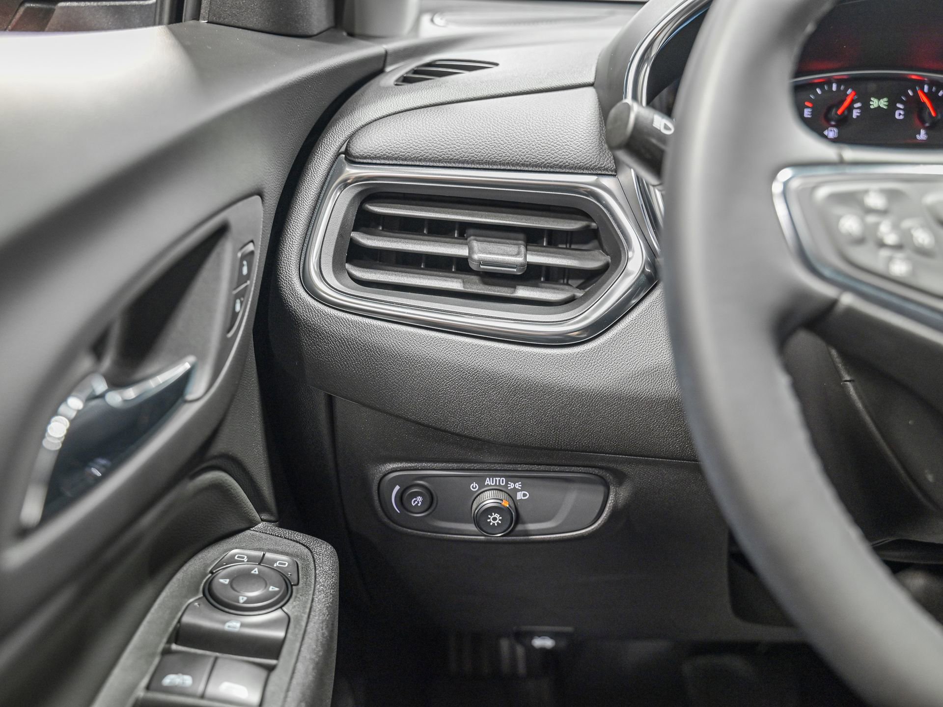 Used 2023 Chevrolet Equinox LT AWD/4WD image 18