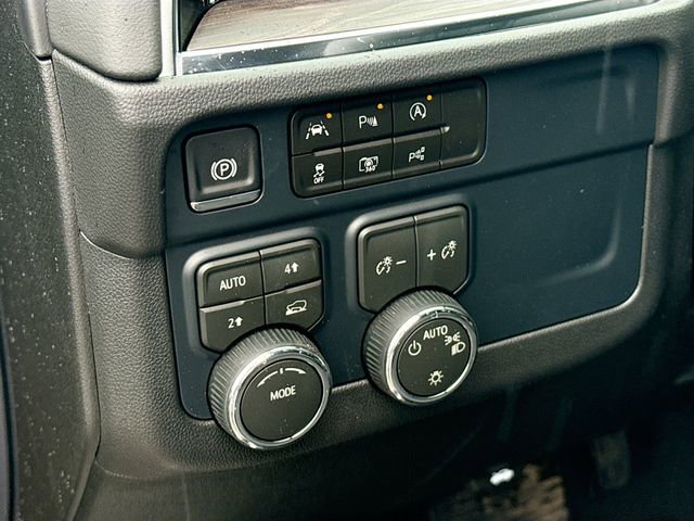 New 2026 Chevrolet Suburban LT image 11