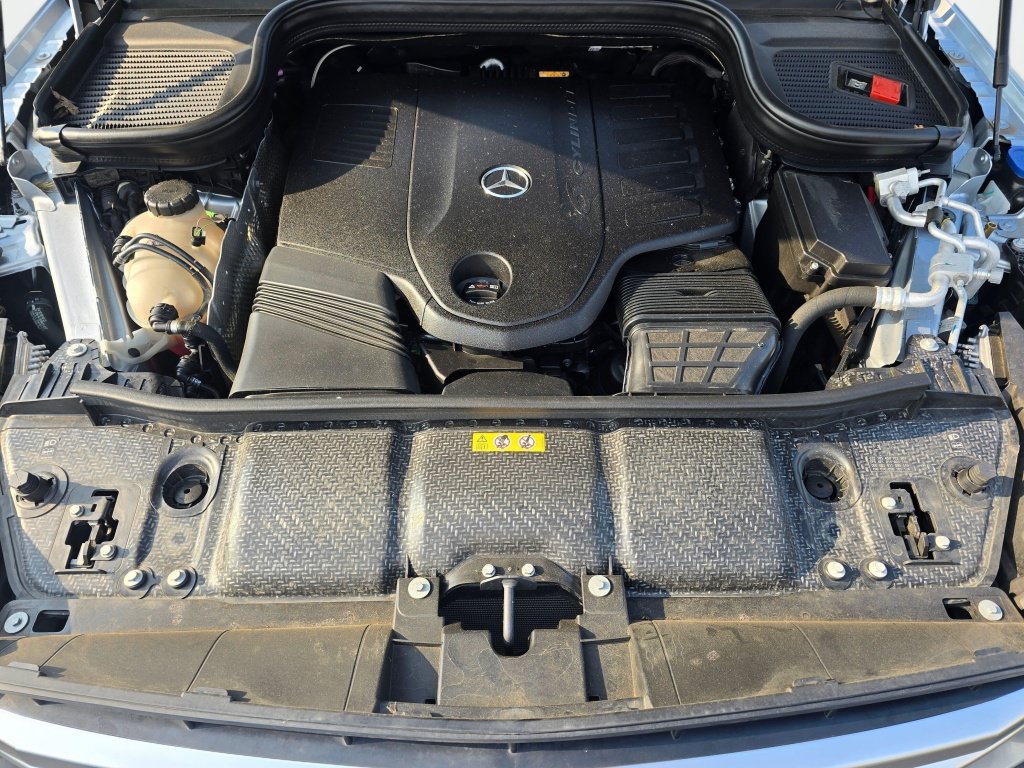 Used 2024 Mercedes-Benz GLS 450 4MATIC image 11