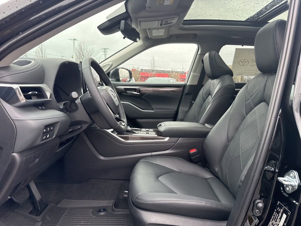 New 2026 Toyota Highlander Platinum image 21
