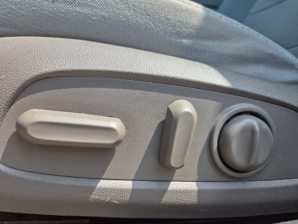 Used 2017 Chevrolet Malibu LT FWD image 30