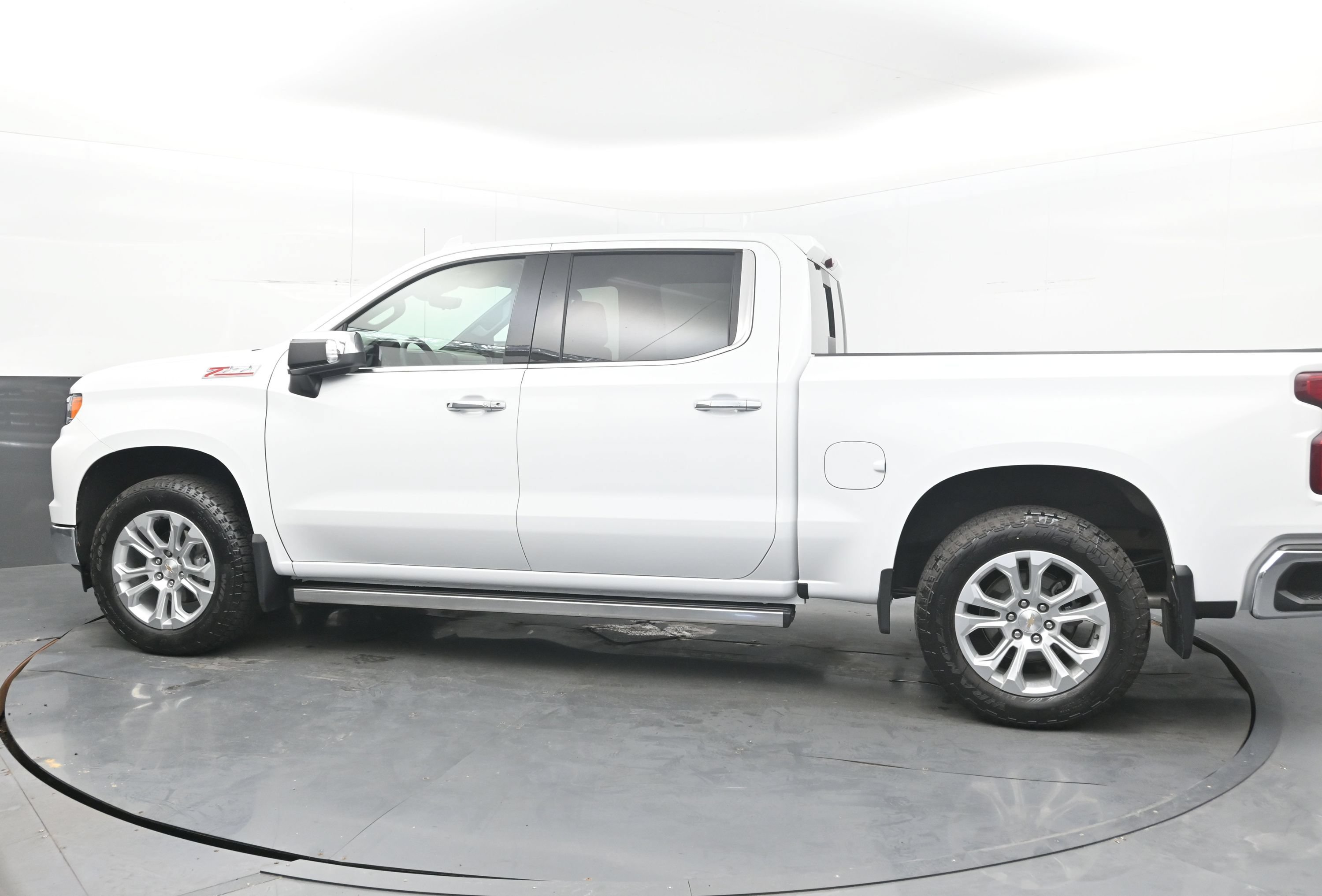 Used 2025 Chevrolet Silverado 1500 LTZ w/ LTZ Premium Package AWD/4WD image 7