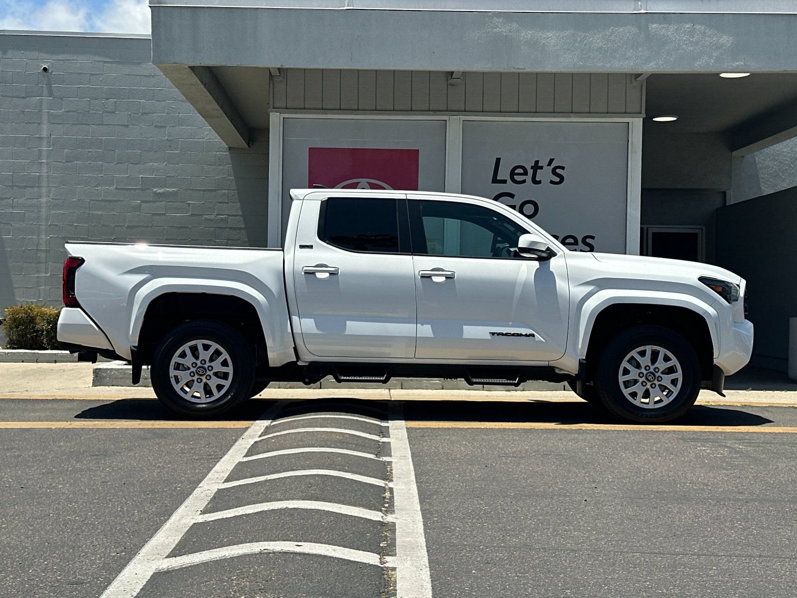 Used 2025 Toyota Tacoma SR5 AWD/4WD image 6