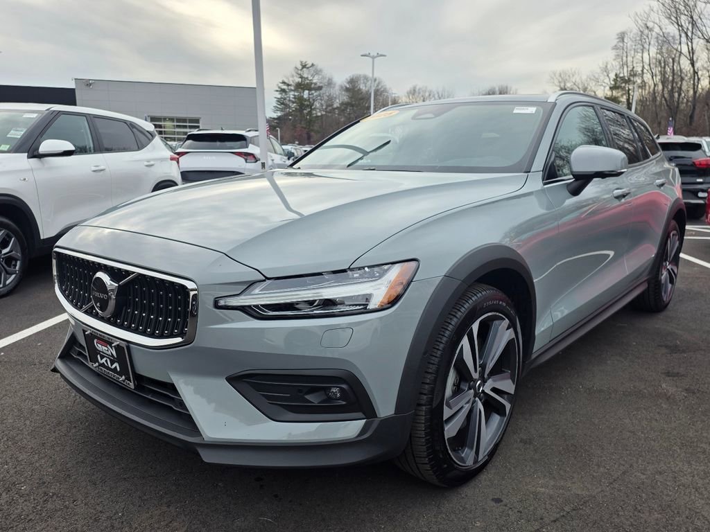 Used 2025 Volvo V60 B5 Cross Country Plus image 3