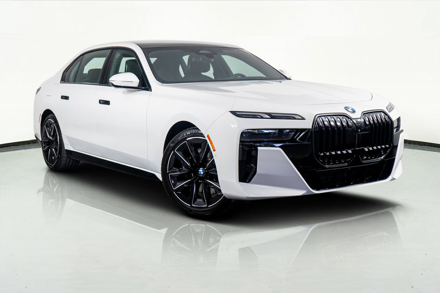 Used 2025 BMW 740i w/ Premium Package RWD image 4