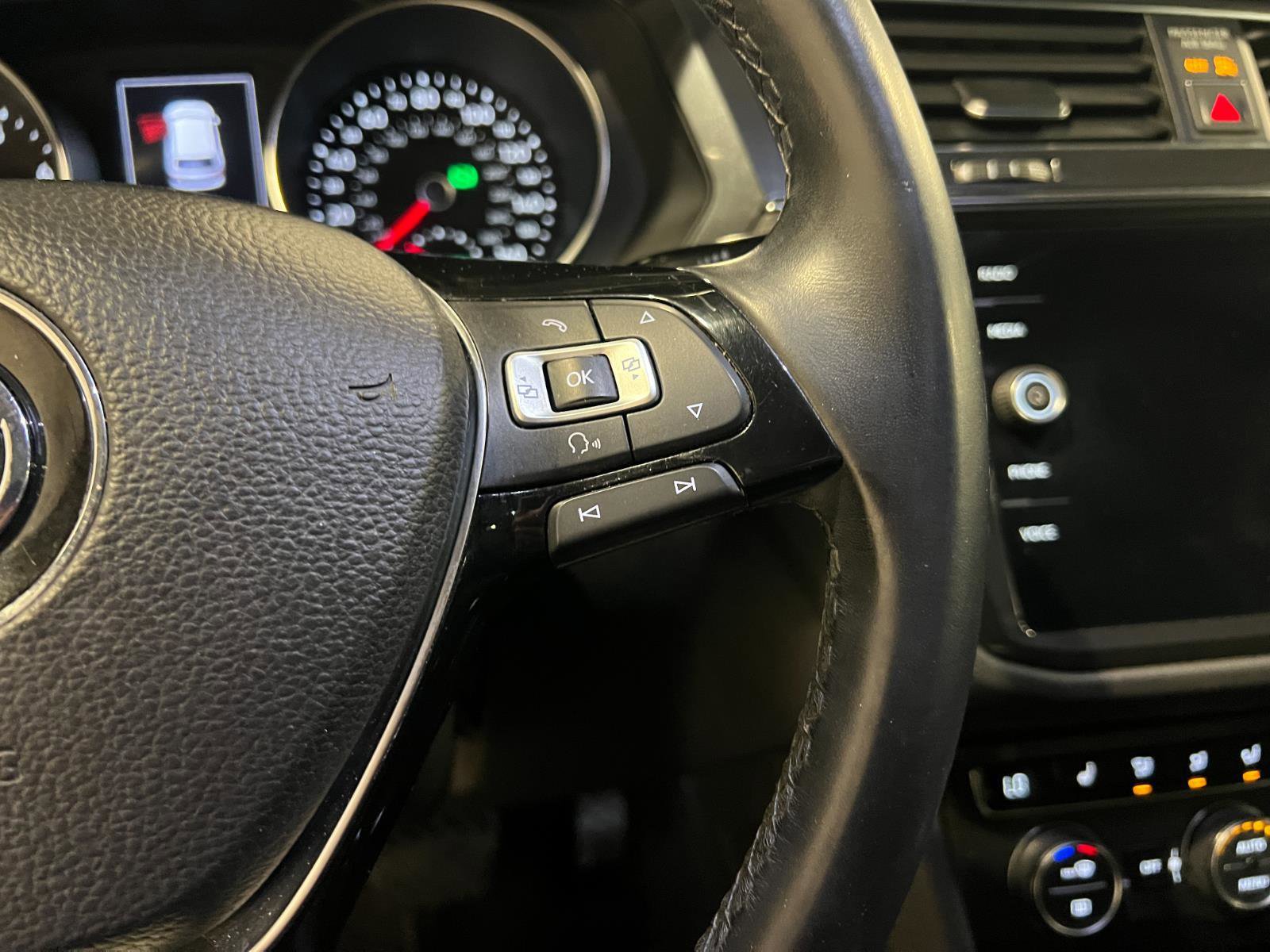 Used 2018 Volkswagen Tiguan SEL AWD/4WD image 14