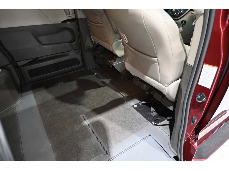 Used 2015 Toyota Sienna XLE w/ XLE Navigation Package FWD image 19
