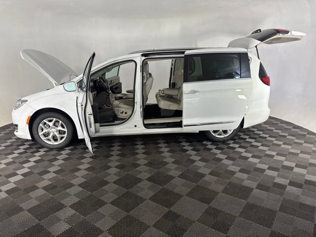 Used 2020 Chrysler Pacifica Touring-L Plus w/ Tire & Wheel Group FWD image 11