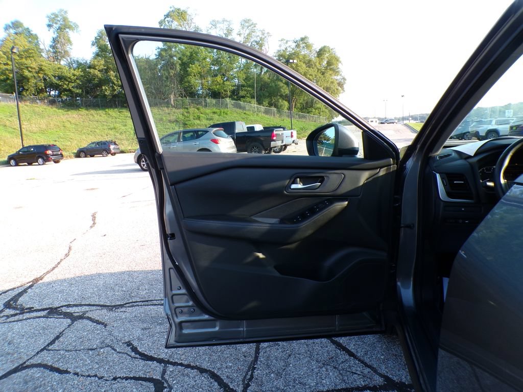 Used 2025 Nissan Rogue SV AWD/4WD image 22