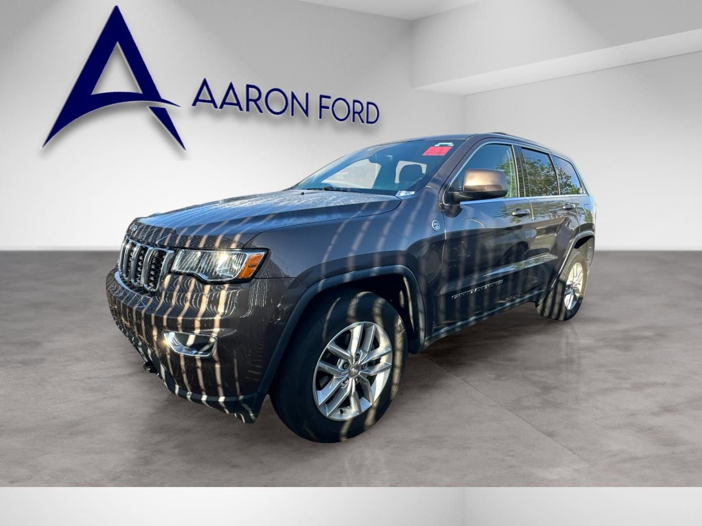 Used 2017 Jeep Grand Cherokee Laredo w/ Quick Order Package 23E image 2