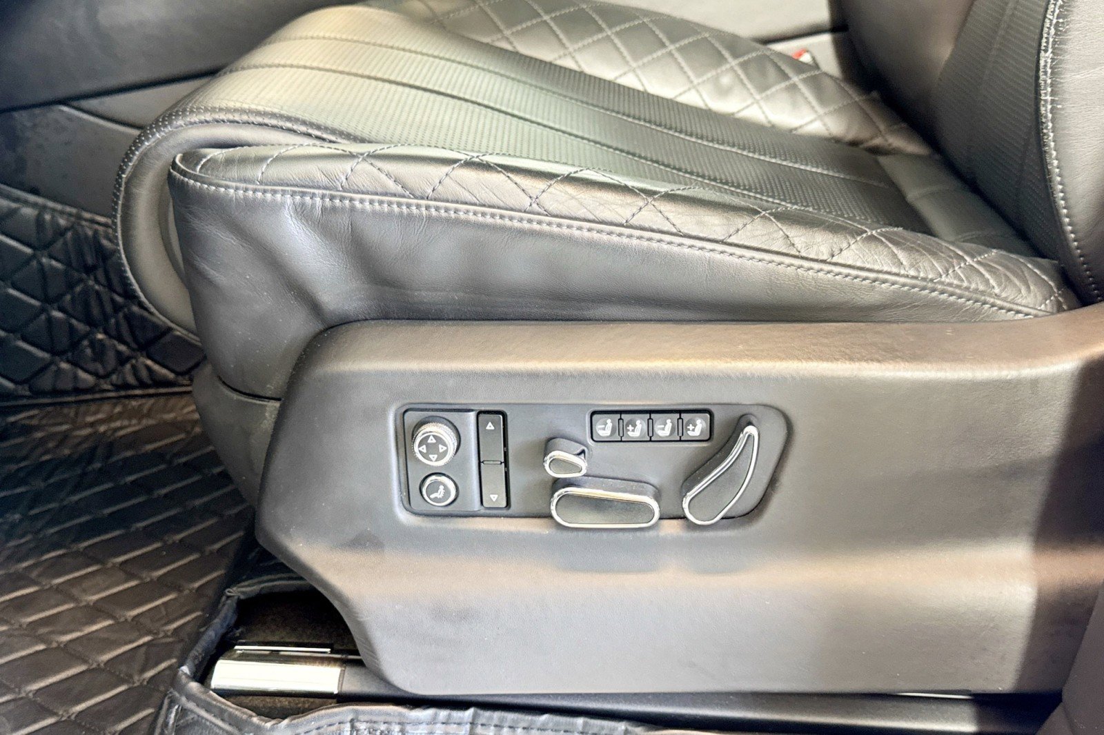 Used 2018 Bentley Bentayga image 18