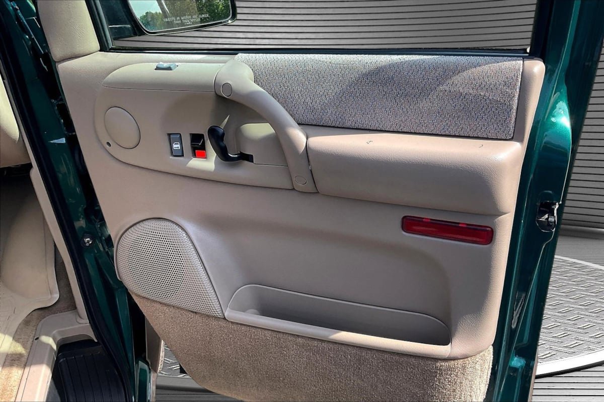 Used 2000 Chevrolet Astro Passenger RWD image 24