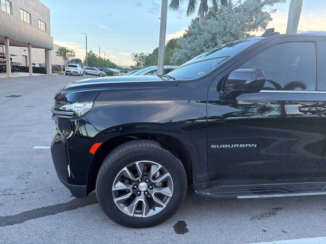 Used 2023 Chevrolet Suburban LT RWD image 2