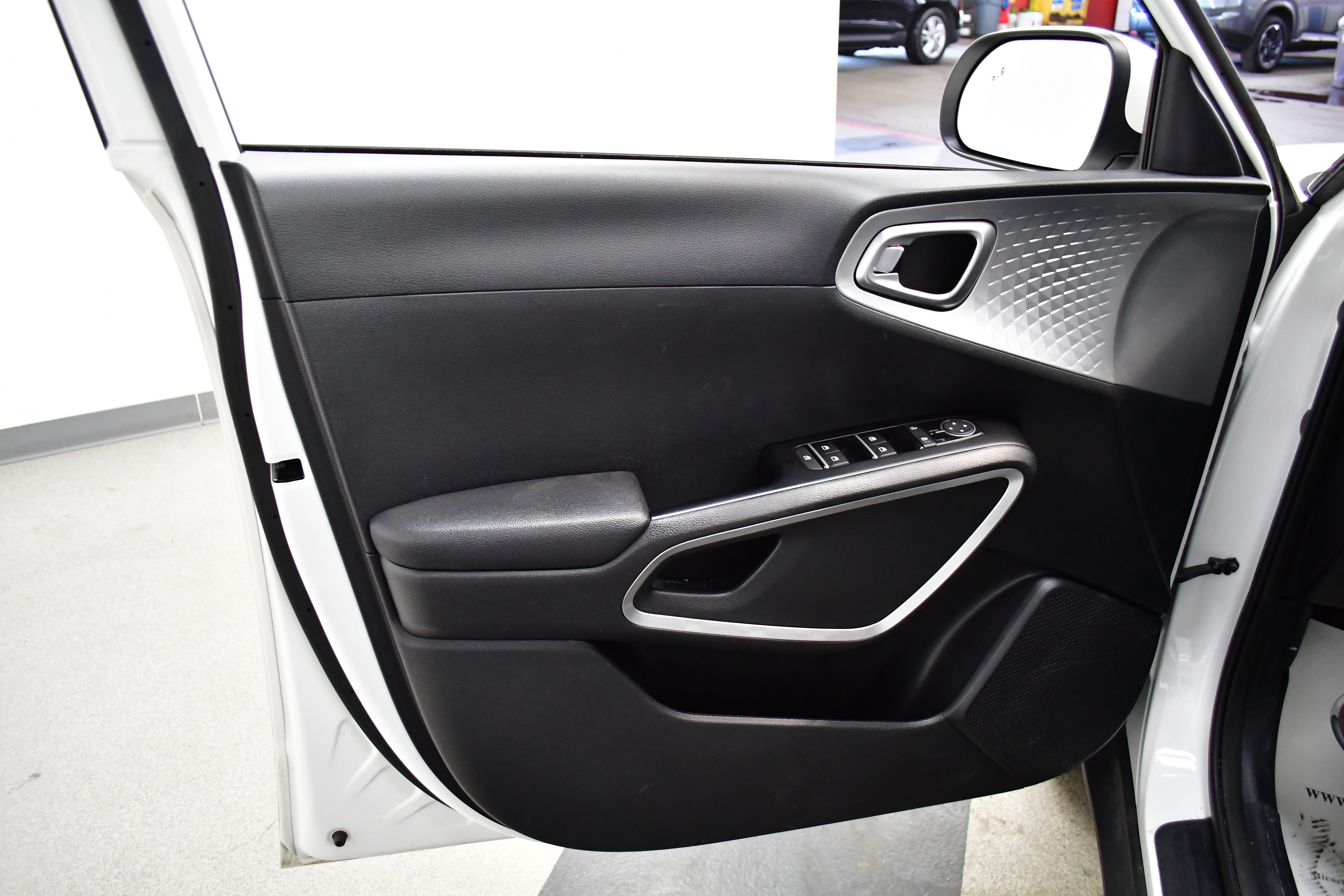 Used 2025 Kia Soul LX w/ LX Technology Package FWD image 17