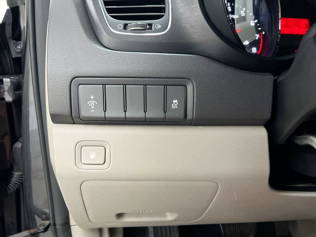 Used 2016 Kia Sedona LX w/ LX Convenience Package image 13