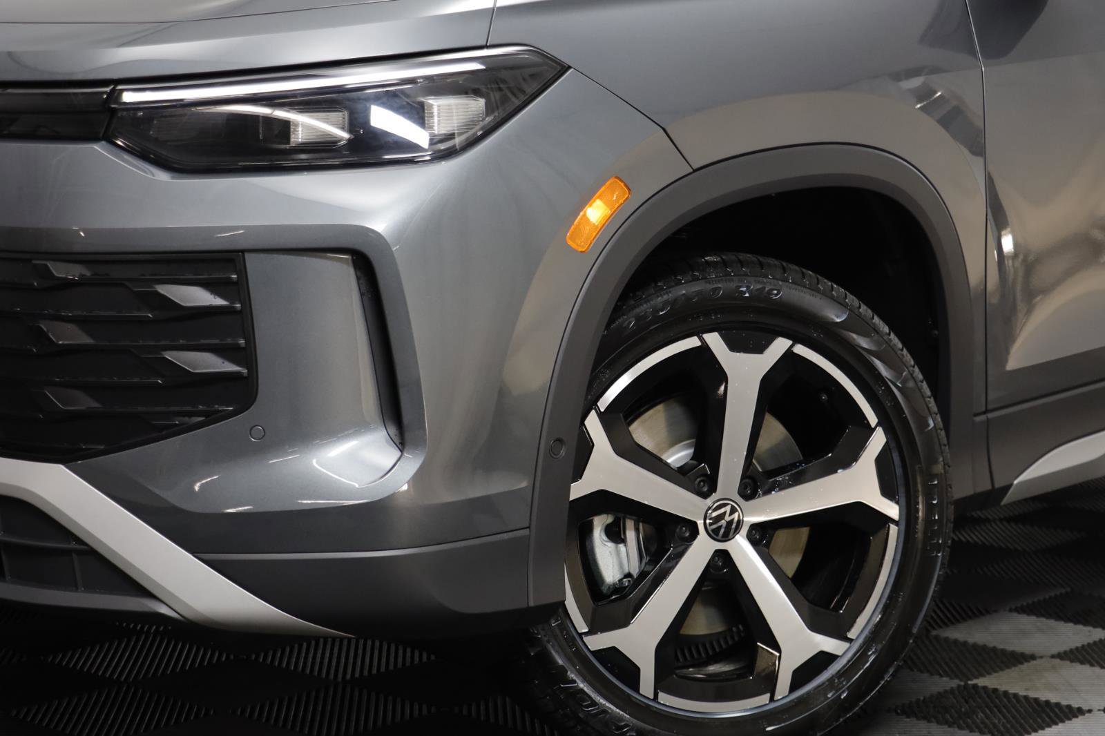 New 2026 Volkswagen Tiguan SE w/ Panoramic Sunroof Package image 3