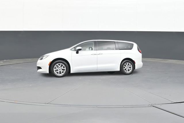 Used 2022 Chrysler Voyager LX image 58