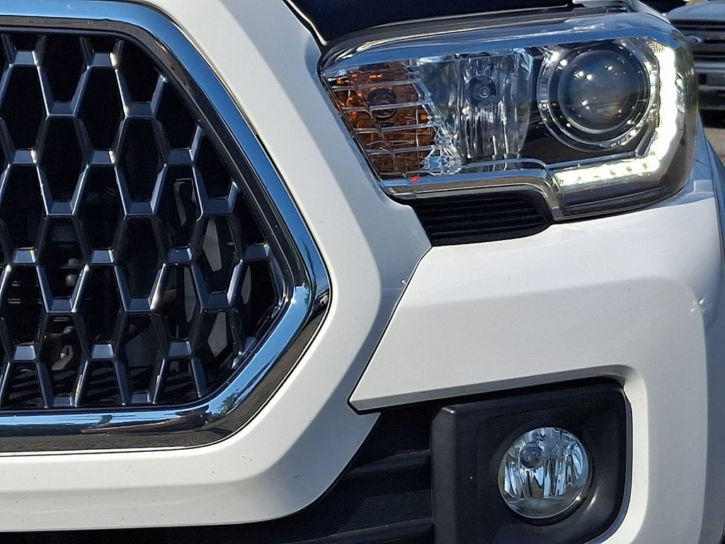 Used 2019 Toyota Tacoma TRD Sport AWD/4WD image 9