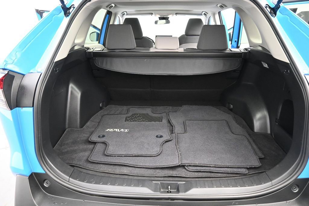 Used 2019 Toyota RAV4 XLE w/ Carpet Mat Package AWD/4WD image 29
