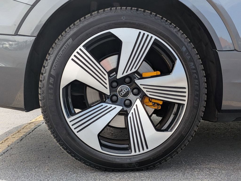 Used 2019 Audi e-tron Prestige w/ Prestige Package AWD/4WD image 12