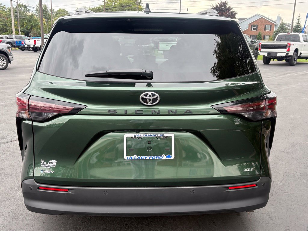 Used 2026 Toyota Sienna XLE FWD image 4
