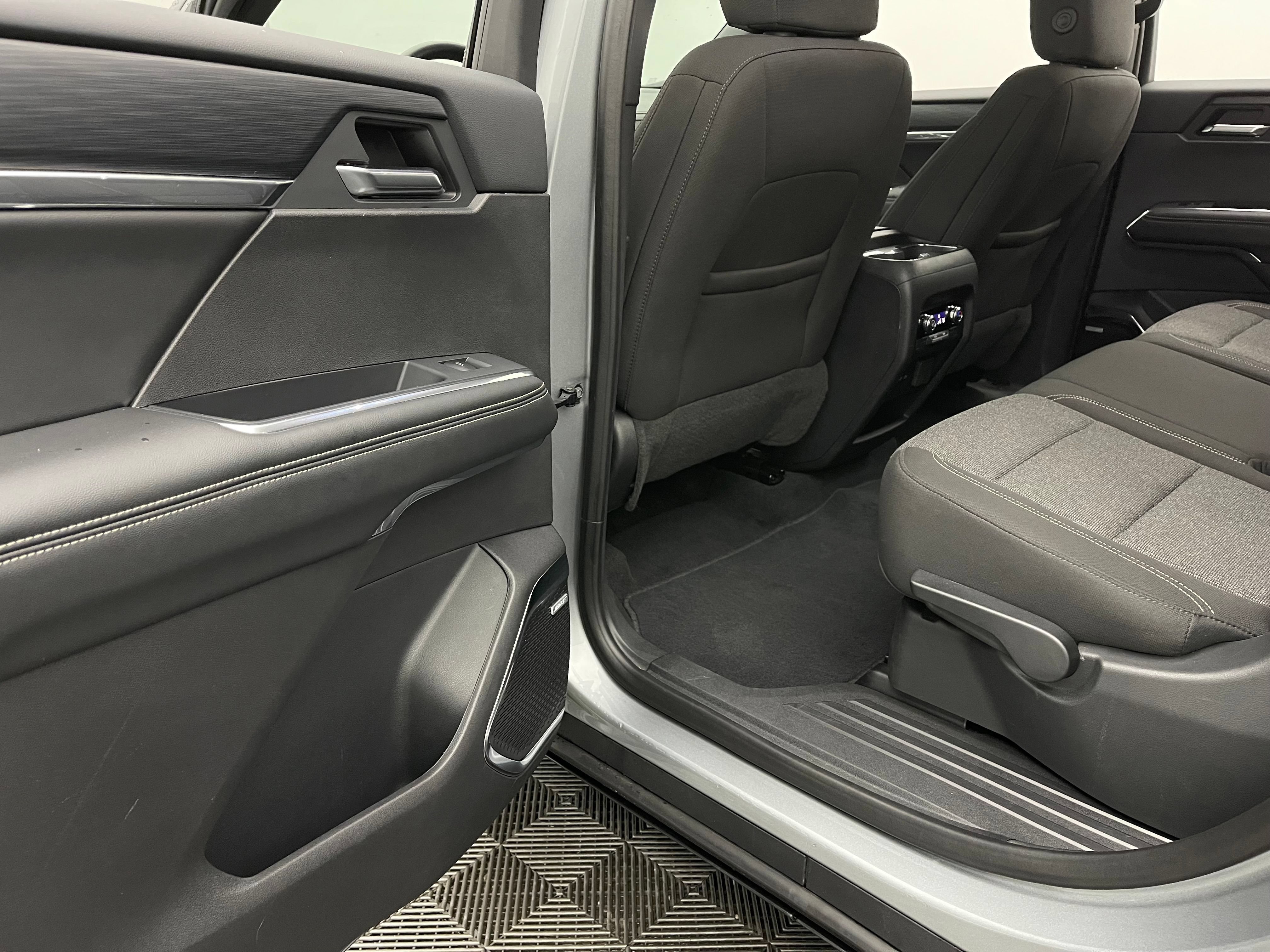 Used 2025 GMC Acadia Elevation FWD image 40
