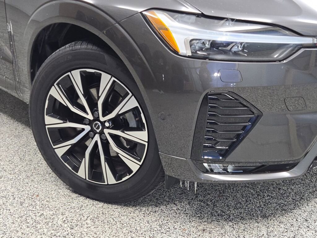 Used 2023 Volvo XC60 B5 Plus image 3