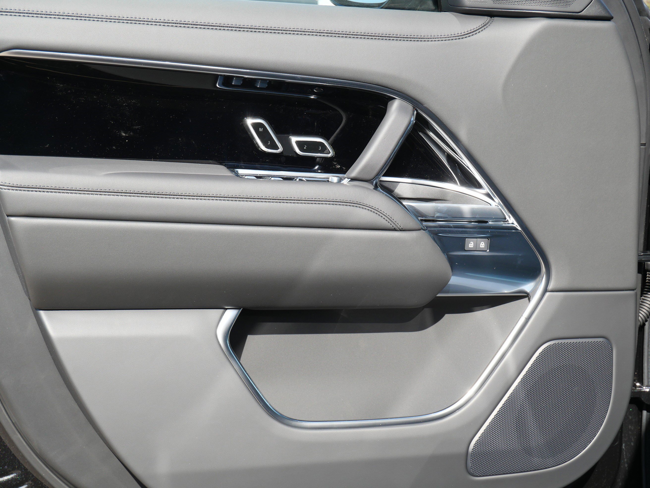 New 2026 Land Rover Range Rover Long Wheelbase SE AWD/4WD image 4