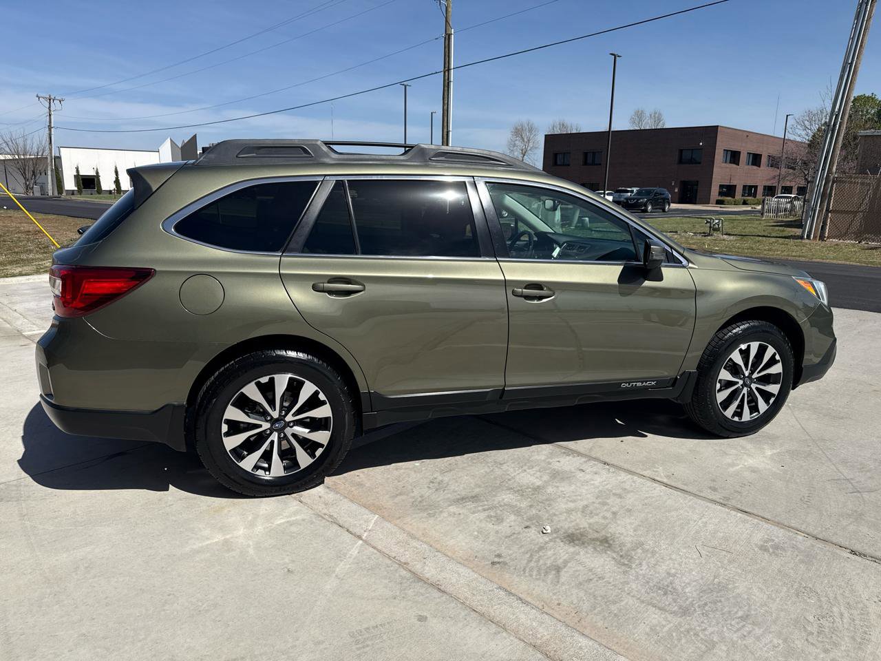 Used 2016 Subaru Outback 2.5i Limited AWD/4WD image 9