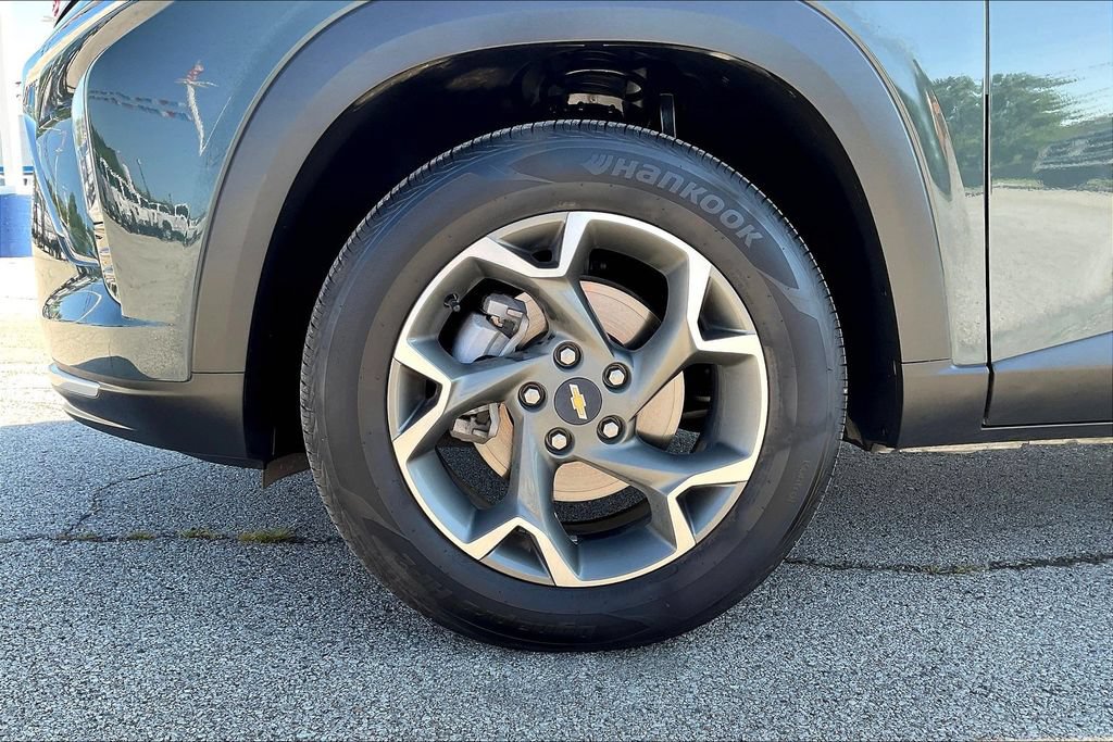Used 2025 Chevrolet Trax LT w/ Sunroof Package FWD image 31