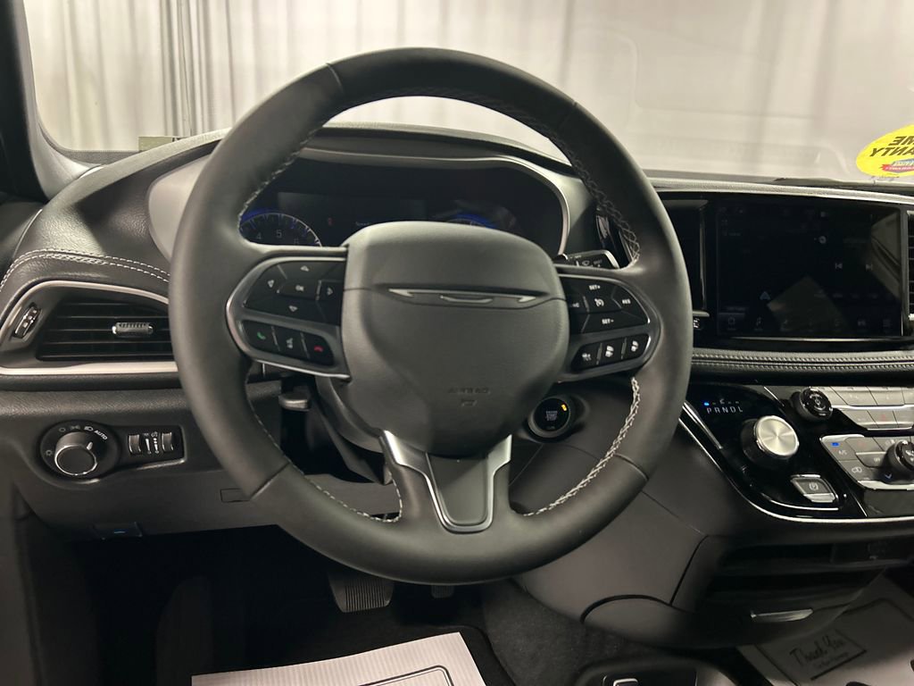 New 2027 Chrysler Pacifica Select FWD image 13